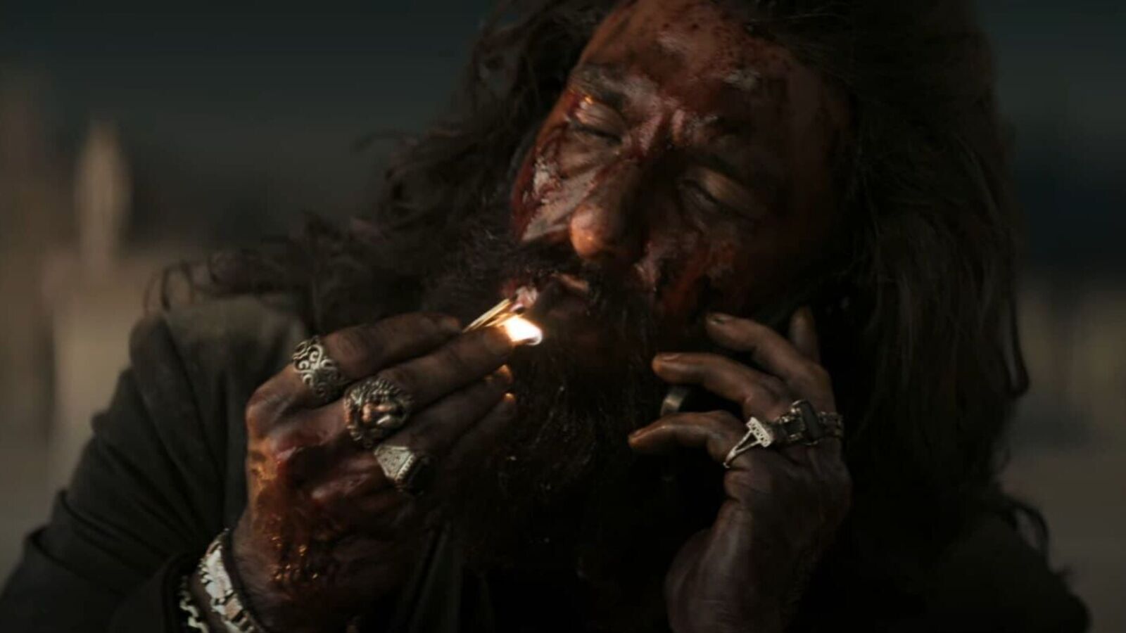 ముఖం నిండా బ్లడ్.. అదిరిపోయే లుక్ లో స్టార్ హీరో.. ప్రభాస్ రాజాసాబ్ తో ధురంధర్ ఢీ