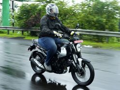 <p>ఈ బజాజ్​ ఫ్రీడమ్​ 125 సీఎన్జీ బైక్​ ఎక్స్​షోరూం ధర రూ. 90,270 నుంచి రూ. 1.10లక్షల వరకు ఉంటుంది. కాగా, NG04 డ్రమ్ వేరియంట్ ధరను సంస్థ ఇటీవలే రూ. 5వేలు తగ్గించింది.</p>