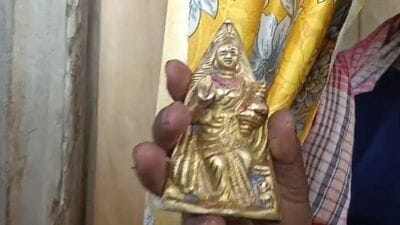 <p>దేవుడి విగ్రహాన్ని ఆలయానికి దానం చేయడం చాలా పవిత్రంగా భావిస్తారు. ఎందుకంటే ఆ విగ్రహాన్ని పూజించినప్పుడల్లా ఇచ్చేవాడికి కూడా దాని ఫలం లభిస్తుంది.</p> <p>దేవుడి విగ్రహాన్ని ఆలయానికి దానం చేయడం చాలా పవిత్రంగా భావిస్తారు. ఎందుకంటే ఆ విగ్రహాన్ని పూజించినప్పుడల్లా ఇచ్చేవాడికి కూడా దాని ఫలం లభిస్తుంది.</p>