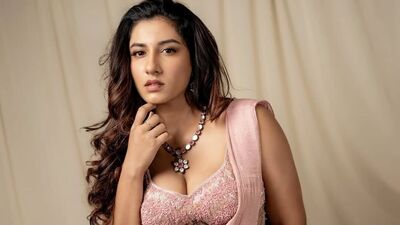 <p>ట్రెండీ చీరకట్టులో హాట్ గా మెరిసిపోయింది విష్ణుప్రియ భీమినేని. అందాలను బోల్డ్ గా పరిచేసి కుర్రకారును రెచ్చగొడుతోంది ఈ భామ. </p>