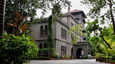 <p>సీఓఈపీ టెక్నలాజికల్ యూనివర్శిటీ, పూణే - మహారాష్ట్ర ప్రభుత్వంతో నిర్వహిస్తున్న ఈ విశ్వవిద్యాలయం 1854లో స్థాపించిన భారతదేశంలో మూడో పురాతన ఇంజనీరింగ్ సంస్థ. ఎన్ఐఆర్ఎఫ్ 2023లో ఇంజినీరింగ్ విభాగంలో ఈ సంస్థ 73వ ర్యాంకు సాధించింది. ఇక్కడ మొత్తం ఫీజు రూ.1,80,750.  సీఓఈపీ టెక్నలాజికల్ యూనివర్శిటీలో అద్భుతమైన ఫ్యాకల్టీ, అత్యాధునిక ల్యాబ్ లు, పరిశ్రమ అవకాశాలు పుష్కలంగా ఉన్నాయి.</p> 