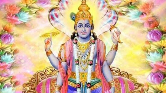 తొలి ఏకాదశి నాడు ఏం చేయాలి: దేవశయని ఏకాదశి రోజున ఉపవాసం ఉండి ఆచారాల ప్రకారం విష్ణుమూర్తిని పూజించాలి. అలాగే ఈ రోజున లక్ష్మీదేవిని పూజించాలి. తొలి ఏకాదశి రోజున శరీరాన్ని, మనస్సును పరిశుభ్రంగా ఉంచుకోవాలి. పాజిటివ్​గా ఆలోచించి వీలైనంత ఎక్కువ సమయాన్ని భగవంతుని ఆరాధనలో గడపాలి.