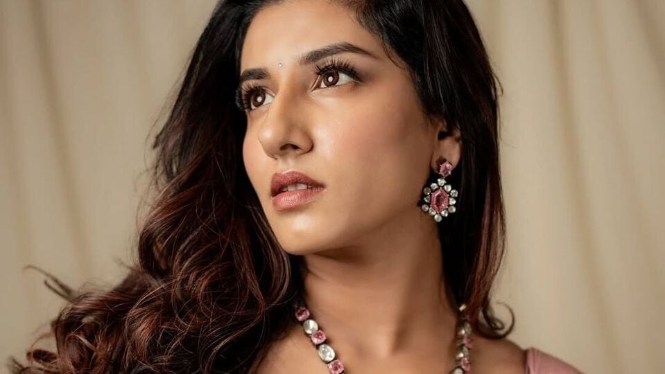 <p>సండే పోస్ట్, లవ్, లైట్, గుడ్ మూడ్, ఏకాదశి అంటూ ట్యాగ్ లు ఇచ్చింది ఈ ఫొటోలకు. సండే అయితే మాత్రం మరీ ఇంతలా హాట్ నెస్ తో హీట్ పెంచేస్తే ఎలా అని కుర్రాళ్లు అడుగుతున్నారు. </p>(instagram-vishnupriyabhimeneni)