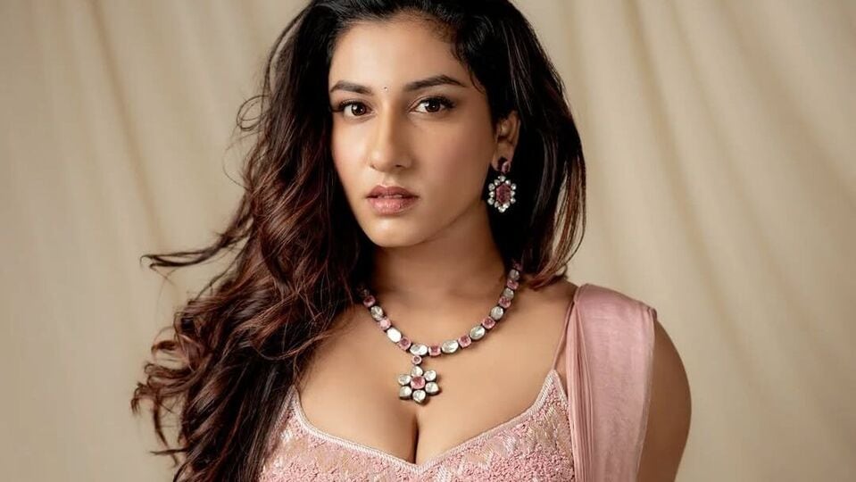 <p>యాంకర్ గా కెరీర్ స్టార్ట్ చేసిన విష్ణు ప్రియ ఆ తర్వాత యూట్యూబ్ డ్యాన్స్ వీడియోలతో ఫేమస్ అయింది. బిగ్ బాస్ తెలుగు సీజన్ 8లో అలరించింది. స్టార్ మాలో వచ్చిన కిరాక్ బాయ్స్ ఖిలాడీ గర్ల్స్ షోలోనూ మెరిసింది. </p>(instagram-vishnupriyabhimeneni)