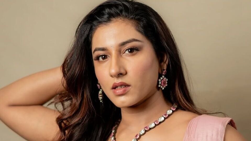 <p>కైపెక్కించే లుక్స్ తో, కవ్వించే ఫోజులతో ఫ్యాన్స్ ను ఫిదా చేస్తోంది విష్ణుప్రియ. లవ్, ఇన్ఫినిటీ ఎమోజీలతో ఈ ఫొటోలను ఇన్ స్టాగ్రామ్ లో పోస్టు చేసింది ఈ బ్యూటీ.</p>(instagram-vishnupriyabhimeneni)