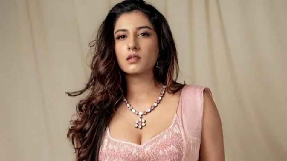 <p>స్టన్నింగ్ లుక్స్ తో విష్ణు ప్రియ ఎద అందాలు కుర్రకారుకు పిచ్చెక్కిస్తున్నాయి. వావ్, హాట్, బోల్డ్ అంటూ ఫ్యాన్స్ కామెంట్లు చేస్తున్నారు. మరో హాట్ యాంకర్ అషు రెడ్డి కూడా విష్ణు ప్రియ ఫొటోలను లైక్ చేసింది. </p>(instagram-vishnupriyabhimeneni)