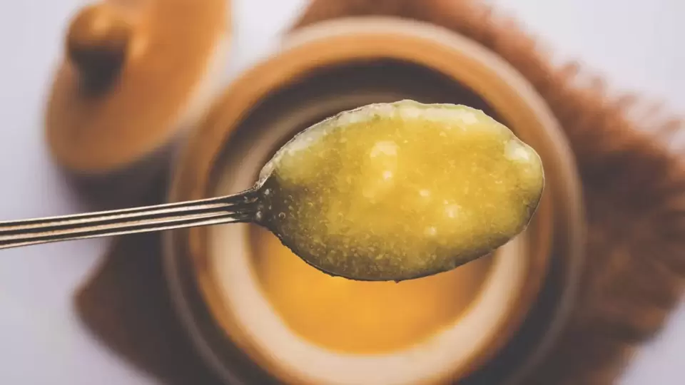 <p>భక్తులు ఆలయంలో కూర్చోవడానికి ఒక సీటును దానం చేయండి. నెయ్యి, నూనె, మొత్తం బియ్యం వంటి పూజా సామగ్రిని దానం చేయండి. ఇది దోషాన్ని తొలగిస్తుంది. వ్యక్తి జాతకంలో బృహస్పతి బలంగా ఉంటాడు. అదృష్టం కూడా కలిసి వస్తుంది.</p>