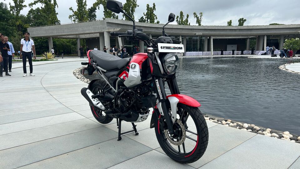 <p>బజాజ్ ఫ్రీడమ్ 125 బైక్​లో ఎల్​ఈడీ హెడ్‌ల్యాంప్, టెలిస్కోపిక్ ఫ్రంట్ ఫోర్క్స్, రేర్​లో మోనోలింక్ సస్పెన్షన్ సిస్టమ్ వంటివి ఉన్నాయి. అదనంగా, టాప్ వేరియంట్‌లో బ్లూటూత్ కనెక్టివిటీతో కూడిన డిజిటల్ ఇన్​స్ట్రుమెంట్ కన్సోల్ సైతం ఉంటుంది. సీఎన్జీ సిలిండర్ ఉండటం వల్ల సీటు ఎత్తు 825 ఎంఎంకి చేరింది.</p>