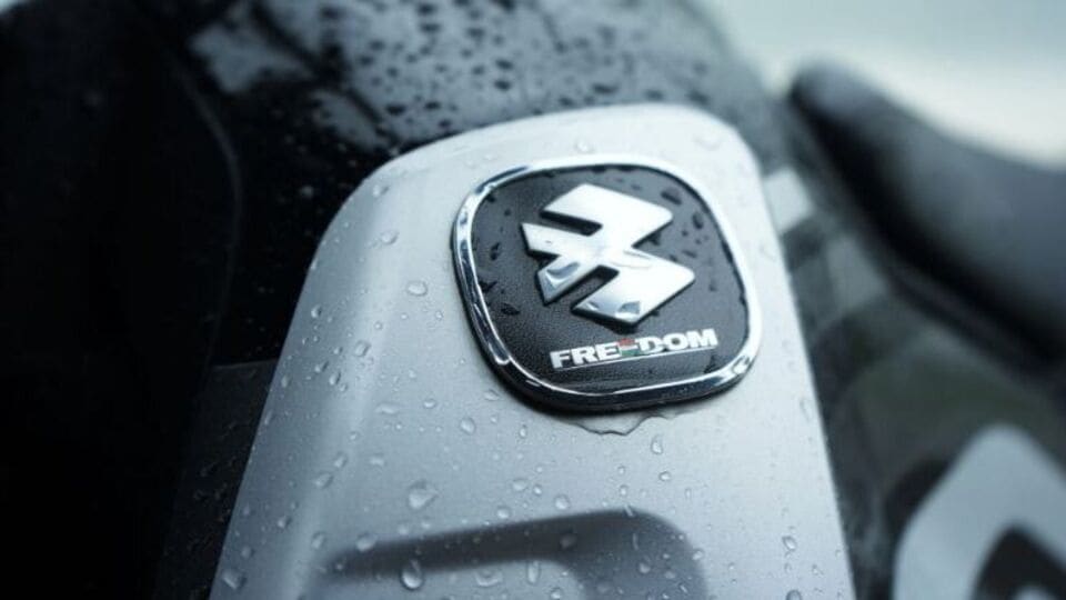 <p>ఫ్రీడమ్ 125 సీఎన్జీ బైక్​లో 125 సీసీ పెట్రోల్ ఇంజిన్‌ ఉంటుంది. సీటు కింద సీఎన్జీ ట్యాంక్‌ ఉంటుంది. 2 కిలోల సీఎన్జీ ట్యాంక్, 2-లీటర్ పెట్రోల్ ట్యాంక్ ఉండటం వల్ల ఇతర 125 సీసీ మోడళ్లతో పోల్చితే దీని బరవు కాస్త ఎక్కువ ఉంటుంది. </p>