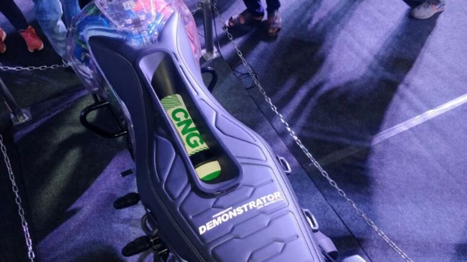 <p>సీఎన్జీ మోడ్​లో నడుస్తున్నప్పుడు ఈ బైక్​ 102 కి.మీ./కేజీ వరకు మైలేజీని ఇస్తుంది. పెట్రోల్ ఉపయోగించినప్పుడు 64 కి.మీ./లీటరు మైలేజీని ఇస్తుంది. ట్యాంక్​ ఫుల్​ చేస్తే.. ఫ్రీడమ్ 125 కేవలం సీఎన్జీపై 200 కి.మీ.ల వరకు ప్రయాణించగలదని బజాజ్ ఆటో పేర్కొంది. పెట్రోల్​ని కూడా కలుపుకుంటే అదనంగా 130 కి.మీలు, మొత్తం మీద 330 కి.మీ.ల వరకు కంబైన్డ్ మైలేజ్​ లభిస్తుందని వెల్లడించింది.</p>