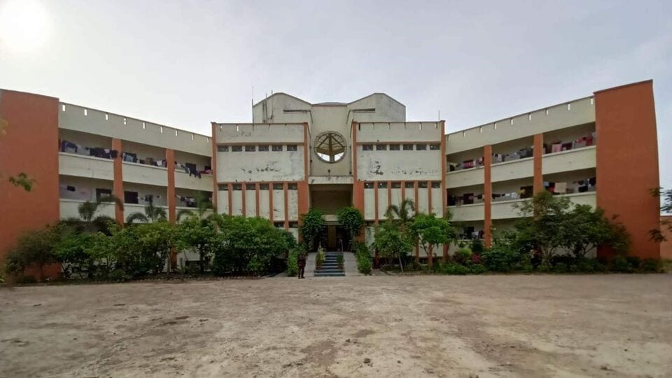 <p>ప్రభుత్వ ఇంజనీరింగ్ కళాశాల, కన్నౌజ్. ఉత్తరప్రదేశ్ ప్రభుత్వం స్థాపించిన ఈ ప్రభుత్వ కళాశాల ఇప్పుడు అభివృద్ధి చెందుతున్న ఇంజనీరింగ్ సంస్థల వరుసలో ఉంది. కళాశాల మొత్తం ఫీజు రూ.2,22,000. ఇక్కడ ప్రవేశం జేఈఈ మెయిన్స్ స్కోరు ఆధారంగా ఉంటుంది. చిన్న పట్టణంలో ఉన్నప్పటికీ, ఈ సంస్థ ఆధునిక సౌకర్యాలు, క్రమశిక్షణతో కూడిన విద్యా వాతావరణాన్ని పొందుతుంది. ఇది విద్యార్థులు ఏకాగ్రతతో చదవడానికి సహాయపడుతుంది.</p>