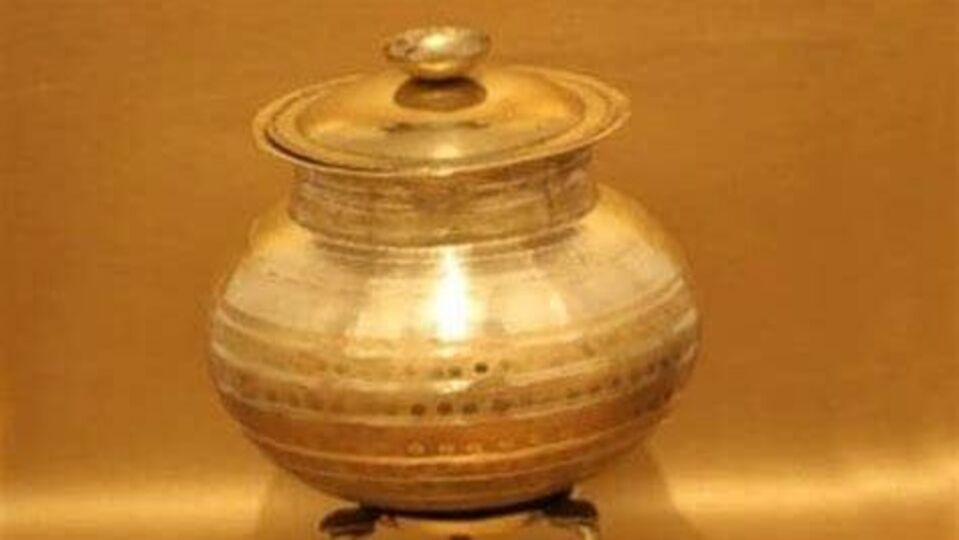 <p>రాగి, ఇత్తడి, బంగారు, వెండి పూజా పాత్రలను దేవాలయానికి దానం చేయండి. దేవాలయానికి ఒక పూజా కుండను దానం చేయడం వల్ల దీర్ఘకాలిక ప్రయోజనాలు ఉన్నాయి. దాత అనేకసార్లు ఫలితాలను పొందుతాడు. అలాంటి వ్యక్తి జీవితంలో ఎప్పుడూ డబ్బుకు కొదవ ఉండదని నమ్మకం.</p>