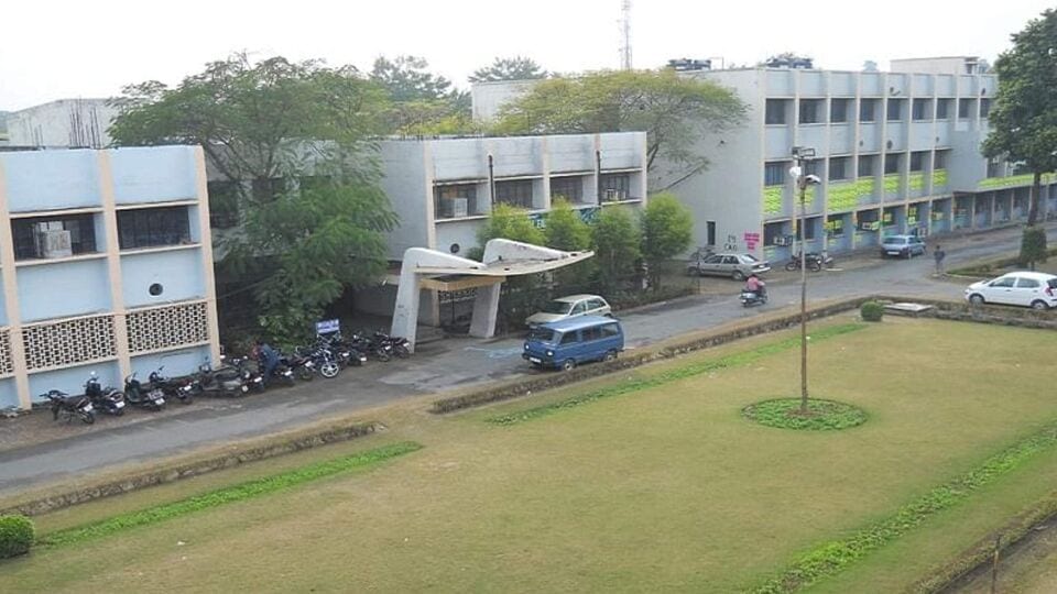 <p>జకీర్ హుస్సేన్ కాలేజ్ ఆఫ్ ఇంజనీరింగ్ అండ్ టెక్నాలజీ, అలీగఢ్. అలీగఢ్ ముస్లిం విశ్వవిద్యాలయంలో భాగమైన జాకీర్ హుస్సేన్ కాలేజ్ ఆఫ్ ఇంజనీరింగ్ అండ్ టెక్నాలజీ దేశంలోని ప్రతిష్ఠాత్మక సంస్థ మాత్రమే కాదు, చాలా తక్కువ మొత్తం ఫీజు 33,870 రూపాయలతో అద్భుతమైన ఇంజనీరింగ్ విద్యను అందిస్తుంది. 1935లో స్థాపించిన ఈ కళాశాల సివిల్, ఎలక్ట్రికల్, మెకానికల్, కంప్యూటర్, కెమికల్, పెట్రోలియం, ఆర్కిటెక్చర్ కోర్సులలో బీటెక్, ఎంటెక్, పీహెచ్డీ వరకు కోర్సులను అందిస్తుంది.</p>