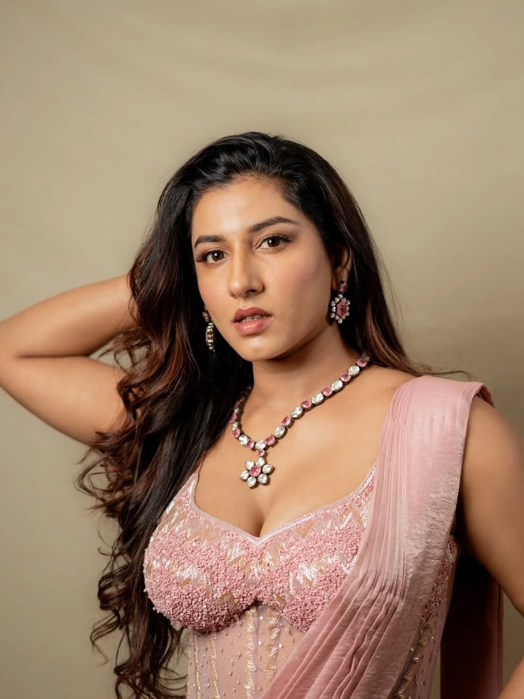 కైపెక్కించే లుక్స్ తో, కవ్వించే ఫోజులతో ఫ్యాన్స్ ను ఫిదా చేస్తోంది విష్ణుప్రియ. లవ్, ఇన్ఫినిటీ ఎమోజీలతో ఈ ఫొటోలను ఇన్ స్టాగ్రామ్ లో పోస్టు చేసింది ఈ బ్యూటీ.