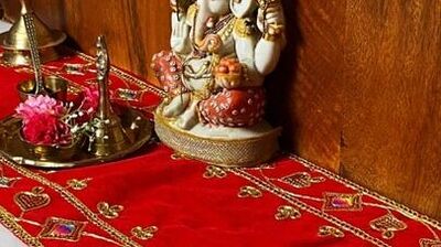 <p>మీ ఇంటి పూజాగదిలో ఏదైనా మురికి వస్త్రం, పాడైన వస్తువులను ఉంచినట్లయితే వెంటనే తీసేయండి. ఇవన్నీ ప్రతికూల శక్తిని ప్రోత్సహిస్తాయి. వీటిని వెంటనే పూజగది నుంచి తొలగించి కొత్త శుభ్రమైన వస్త్రాలు తీసుకురావాలి.</p> 
