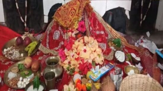 శ్రావణ మాసం ముందు పూజగదిలో ఉంచిన పొడి దండలు, పగిలిన గంటలు, ఖాళీ పెట్టెలు వంటి అనవసరమైన వస్తువులను తీసేయాలి. శ్రావణ మాసం రాకముందే ఈ అనవసర వస్తువులన్నింటినీ తొలగించండి. ఇవన్నీ ఇంట్లోని పాజిటివ్ ఎనర్జీని అడ్డుకుంటాయి.