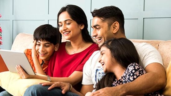 విఐ రూ .3799 ప్లాన్ యొక్క ప్రయోజనాలు - ఈ ప్లాన్ అదనపు ప్రయోజనంగా 1 సంవత్సరం పాటు అమెజాన్ ప్రైమ్ (లైట్) సబ్​స్క్రిప్షన్​ని అందిస్తుంది. హాఫ్ డే అన్లిమిటెడ్ డేటా, వీకెండ్ డేటా రోల్ఓవర్, డేటా డిలైట్ వంటి బెనిఫిట్స్ ఈ ప్లాన్లో ఉన్నాయి. వీఐ తన సర్కిళ్లలో వినియోగదారులకు అపరిమిత 5జీ డేటాను అందిస్తోంది. వెబ్​సైట్​ను సందర్శించడం ద్వారా వీఐ 5జీ నెట్ వర్క్ మీ ప్రాంతంలో ప్రత్యక్షంగా ఉందో లేదో మీరు తనిఖీ చేయవచ్చు.
