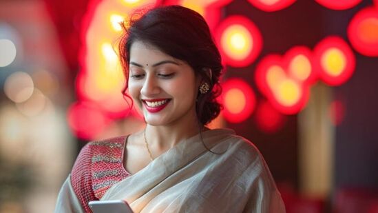 వీఐ రూ .4999 ప్లాన్ యొక్క ప్రయోజనాలు - ఈ ప్లాన్ అదనపు ప్రయోజనంగా 1 సంవత్సరం పాటు అమెజాన్ ప్రైమ్ (లైట్) సబ్​స్క్రిప్షన్​ అందిస్తుంది. దీనితో పాటు విమ్​టీవి సబ్​స్క్రిప్షన్ కూడా అందుబాటులో ఉంది, దీనిలో వినియోగదారులు మొబైల్- టీవీలో 16 ఓటిటిలను యాక్సెస్ చేయవచ్చు. ఇది కాకుండా, హాఫ్ డే అన్లిమిటెడ్ డేటా, వారాంతపు డేటా రోల్ఓవర్, డేటా డిలైట్ వంటి ప్రయోజనాలు కూడా ఈ ప్లాన్లో ఉన్నాయి. వీఐ తన సర్కిళ్లలో వినియోగదారులకు అపరిమిత 5జీ డేటాను అందిస్తోంది.