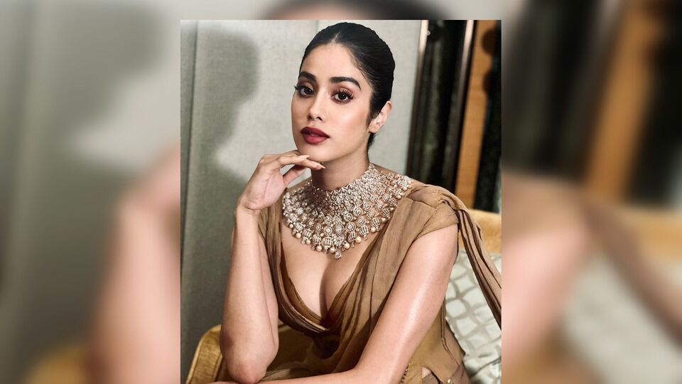 Janhvi Kapoor dazzled with smokey eyes, bold lips and statement jewellery. (Instagram/@janhvikapoor)