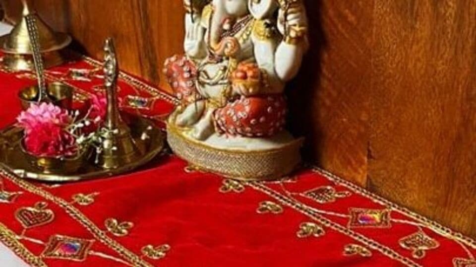 <p>మీ ఇంటి పూజాగదిలో ఏదైనా మురికి వస్త్రం, పాడైన వస్తువులను ఉంచినట్లయితే వెంటనే తీసేయండి. ఇవన్నీ ప్రతికూల శక్తిని ప్రోత్సహిస్తాయి. వీటిని వెంటనే పూజగది నుంచి తొలగించి కొత్త శుభ్రమైన వస్త్రాలు తీసుకురావాలి.</p>