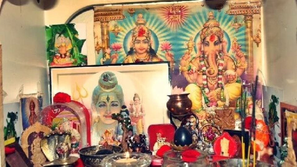 <p>పూజగదిలో ఏదైనా దేవత విగ్రహం లేదా ఫోటో పగిలిపోయినా, చిరిగిపోయినా వెంటనే తొలగించాలి. పగిలిన లేదా చిరిగిన విగ్రహాలను పూజగదిలో ఉంచడం అశుభంగా భావిస్తారు. వాస్తు శాస్త్రం ప్రకారం అలా చేయడం వల్ల ఇంట్లోకి ప్రతికూల శక్తి వస్తుంది.</p>