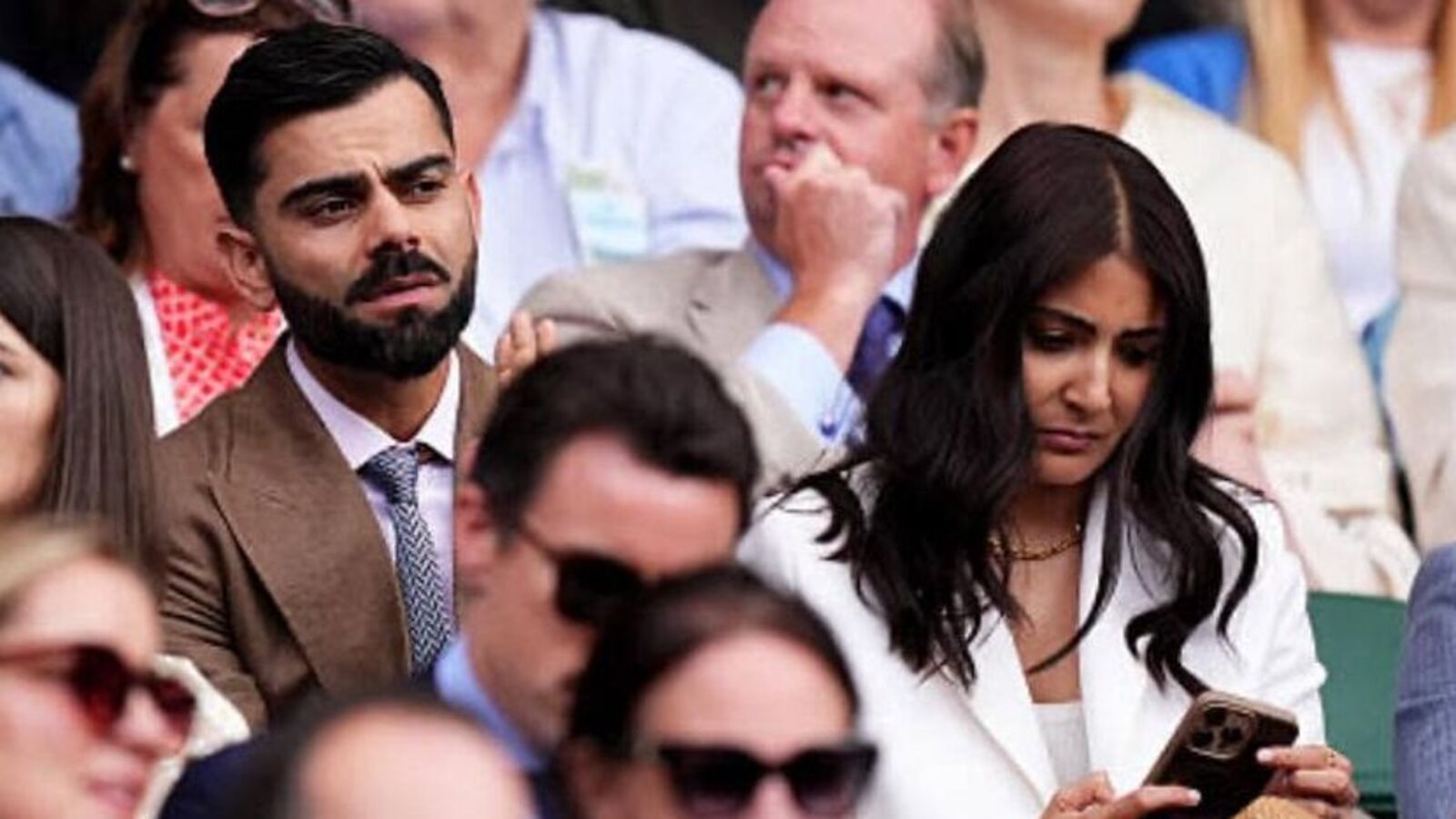 లండన్ వీధుల్లో.. వింబుల్డన్ కోర్టులో.. ఎంజాయ్ చేస్తున్న కోహ్లి, అనుష్క.. లవ్ జంట అదిరిందంటూ కామెంట్లు