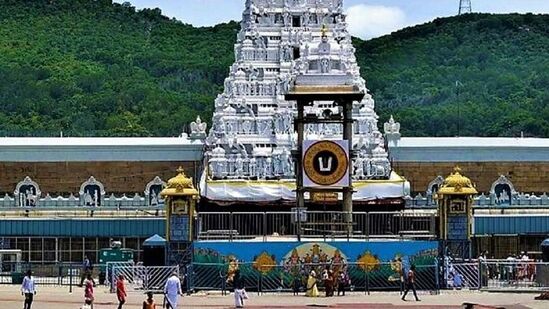 పుడ్ సెఫ్టీ ఆఫీసర్ పోస్టుకు ఎంపికైన వారికి నెలకు రూ. 47,400, సీనియర్ పుడ్ సెఫ్టీ ఆఫీసర్ పోస్టుకు ఎంపికైన వారికి నెలకు రూ. 61,960 జీతం చెల్లిస్తారు.ఎంపికైన వారు తిరుమలలోని అన్న ప్రసాదం కౌంటర్ మరియు తిరుమలలో ఉన్న దుకాణాలు హోటల్స్ లో తనిఖీ చేసే బాధ్యతలను నిర్వర్తించాలి. 