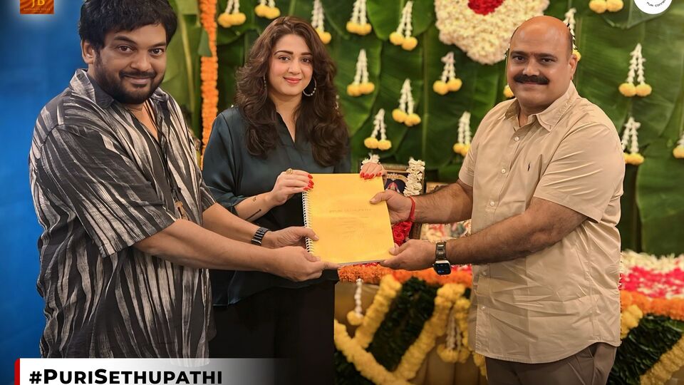 <p>పూజసేతుపతి సినిమా రెగ్యులర్ షూటింగ్ స్టార్ట్ అయింది. వరుసగా ఫ్లాప్ లు ఎదుర్కొన్న పూరి జగన్నాథ్.. ఈ సినిమాతో బలమైన కమ్ బ్యాక్ ఇవ్వాలనే టార్గెట్ పెట్టుకున్నాడు. </p>(x/PuriConnects)