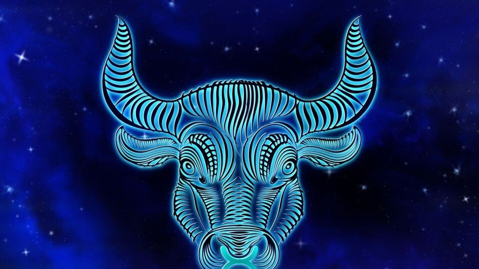 <p>వృషభ రాశి వారికి నవపంచమ రాజయోగం ప్రయోజనకరంగా ఉంటుంది. మీ సంచార జాతకంలో శనిదేవుడు ఆదాయ గృహంలో, శుక్రుడు సంపద గృహంలో ఉన్నాడు. ఈ సమయంలో మీ జీవనోపాధి వనరులు పెరగవచ్చు. ఆకస్మిక ఆర్థిక లాభాలను పొందే అవకాశం ఉంది. నిరుద్యోగులకు ఈ సమయంలో ఉద్యోగ అవకాశాలు లభించవచ్చు. మీ ప్రసంగం ప్రభావవంతంగా ఉంటుంది. మీరు డబ్బు ఆదా చేయడంలో విజయం సాధిస్తారు. ఆర్థిక పరిస్థితి బలంగా ఉంటుంది.</p>