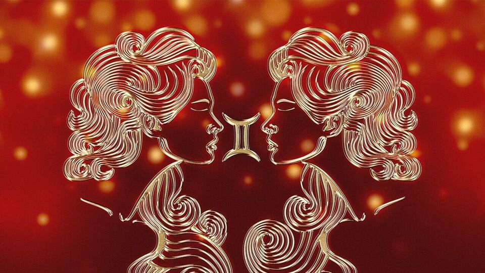 <p>మిథున రాశివారికి నవపంచ రాజయోగం అదృష్టాన్ని తెస్తుంది. ఎందుకంటే శుక్రుడు మీ రాశి నుండి లగ్నంలో, శనిదేవుడు కర్మ లగ్నంలో సంచరిస్తున్నాడు. ఈ సమయంలో మీరు అదృష్టాన్ని పొందవచ్చు. మీ వ్యక్తిత్వం మెరుగుపడుతుంది. నిరుద్యోగులకు ఉద్యోగం రావచ్చు. ఉద్యోగులకు పదోన్నతి లభించవచ్చు. మీ సంబంధాలను మెరుగుపరచుకోవడానికి, కొత్త వాటిని ప్రారంభించడానికి అనుకూలంగా ఉంటుంది. వ్యాపార భాగస్వామ్యాలలో లాభాలు ఉంటాయి.</p>