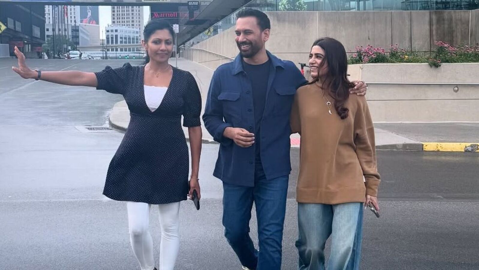 సమంత, రాజ్ ఇంత క్లోజ్ హా? భుజంపై చేయి వేసి నడక.. ఫొటోతో డేటింగ్ కన్ఫామ్ చేశారా? ఫ్యాన్స్ రియాక్షన్స్ వైరల్