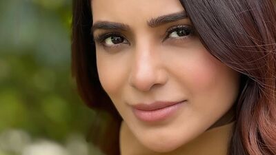 <p>ఇలా చిరు దరహాసంతో కుర్రాళ్ల మతి పోగొడుతోంది సామ్. తానా వేడుకల కోసం అమెరికాకు వెళ్లింది ఈ ముద్దు గుమ్మ. </p> (samantharuthprabhuoffl instagram)