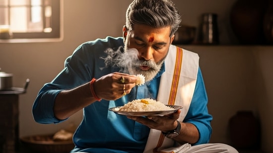 వండిన చోట ఆహారం తినడం సరైనది కాదు. పొయ్యి దగ్గర వేడి, పొగ, శక్తి అసమతుల్యత ఉంటుంది. ఇది తీసుకున్నప్పుడు శరీరంపై ప్రతికూల ప్రభావాన్ని చూపుతుంది.