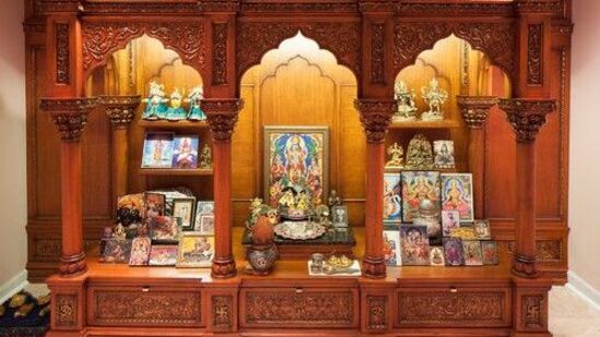 హిందూ గ్రంధాల ప్రకారం ఇంట్లోని పూజ గదిలో ఆహారం తినడం లేదా దాని ముందు కూర్చోవడం ప్రార్థనా స్థలం పవిత్రతను ఉల్లంఘిస్తుంది. ఈ ప్రదేశం ఆహారం తినడానికి అనుకూలంగా ఉండదు. ఈ విషయాన్ని ఎల్లప్పుడూ గుర్తుంచుకోండి.