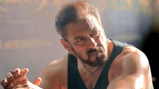 సల్మాన్ ఖాన్ యాక్షన్ మూవీ సికందర్ ఈ జాబితాలో 10వ స్థానంలో ఉంది. ఈ సినిమాకు ఐఎండీబీ రేటింగ్ 3.7గా ఉంది.