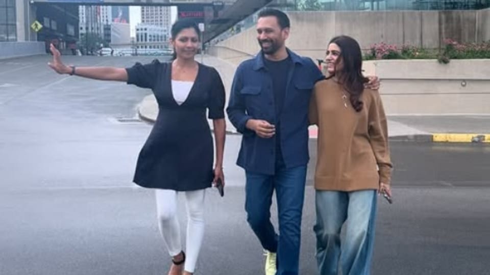 <p>సమంత పోస్టు చేసిన వాటిలో ఈ ఫొటో హాట్ టాపిక్ గా మారింది. రాజ్ నిడిమోరుతో ఆమె ఇలా క్లోజ్ గా ఉండటమే కారణం. సమంత, రాజ్ డేటింగ్ లో ఉన్నారని కొంతకాలంగా వార్తలు వస్తున్నాయి. ఈ ఫొటోతో ఆ విషయాన్ని కన్ఫామ్ చేశారని ఫ్యాన్స్ అనుకుంటున్నారు. </p>(samantharuthprabhuoffl instagram)