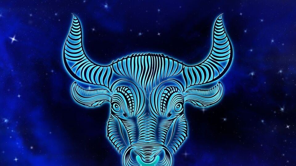 <p>వృషభ రాశి వారికి శుక్ర సంచారం చాలా మంచిది. నగలు కొనడానికి అవకాశం ఉంటుంది. సంగీతం, సృజనాత్మక పనులపై మీ ఆసక్తి పెరుగుతుంది. ఇంట్లో ఒక శుభ కార్యక్రమంలో పాల్గొనే అవకాశాన్ని కూడా పొందవచ్చు. ఈ సమయంలో మీరు డబ్బు గురించి చింతించరు. మంచి లాభాలను ఆర్జించే అవకాశాలను పొందుతారు. కొన్ని మంచి ప్రయోజనాలను పొందవచ్చు. దుర్గా ఆలయంలో ఆవు నెయ్యిని దానం చేయడం వల్ల సానుకూల ఫలితాలు వస్తాయి.</p>