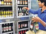 <p>వైన్స్ షాపులు మాత్రమే కాకుండా... కల్లు దుకాణాలు, బార్ అండ్ రెస్టారెంట్లు కూడా మూసివేసి ఉంటాయని హైదరాబాద్ నగర సీపీ కార్యాలయం ప్రకటన విడుదల చేసింది.<br> </p>