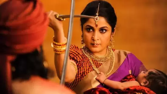 బాహుబలిలో రమ్యకృష్ణ స్క్రీన్ ప్రెజెన్స్, కమాండింగ్ పెర్ఫార్మెన్స్ ఈ సినిమాను మరింత ప్రత్యేకంగా నిలిపింది. శివగామి పాత్రలో ఆమె జీవించేసింది.