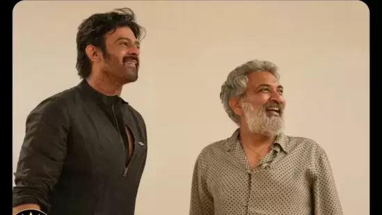 ఈ రీయూనియన్ సందర్భంగా రెబల్ స్టార్ ప్రభాస్ స్టైలిష్ లుక్ లో కనిపించాడు. రాజమౌళితో అతడు ఇలా నవ్వుతూ కెమెరాకు చిక్కాడు.