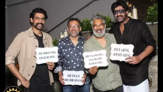 బాహుబలి ఫస్ట్ పార్ట్ రిలీజై గురువారానికి (జులై 10) పదేళ్లు పూర్తయింది. దీంతో టీమ్ రీయూనియన్ ఏర్పాటు చేసింది. ఇందులో ప్రభాస్, రాజమౌళి, రానా ఇలా మూవీలోని ఫేమస్ డైలాగులతో ఉన్న ప్లకార్డులు పట్టుకున్నారు.