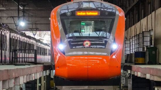 విజయవాడ-బెంగుళూరు వందే భారత్కు ట్రావెల్స్ అడ్డుపడుతున్నాయా? విజయవాడ-బెంగుళూరు వందే భారత్కు ట్రావెల్స్ అడ్డుపడుతున్నాయా?