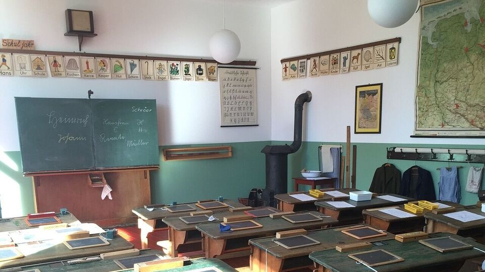 <p>మహారాష్ట్రలోని థానే జిల్లా షహాపూర్ లోని ఓ ప్రైవేటు పాఠశాలలో బాలికలను బలవంతంగా బట్టలు విప్పారు. పీరియడ్స్ అవుతున్నాయో లేదో చెక్ చేశారు. ఈ ఘటనలో పాఠశాల ప్రిన్సిపాల్, అటెండర్‌ను అరెస్టు చేసి మరో ఆరుగురిపై పోక్సో చట్టం కింద కేసు నమోదు చేశారు. పూర్తి వివరాల్లోకి వెళ్తే..</p>