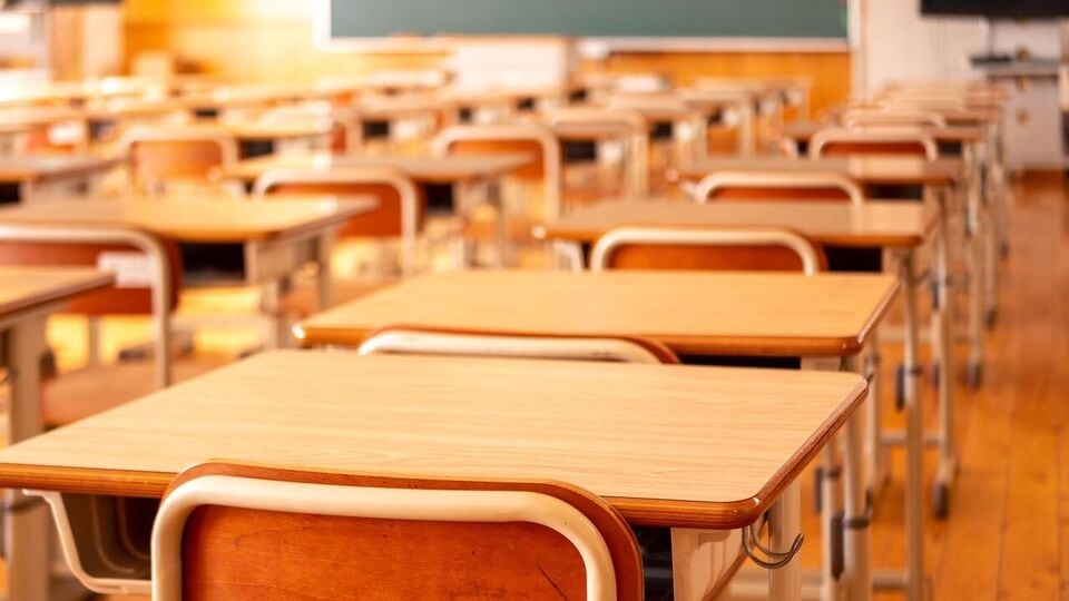 <p>మంగళవారం ఉదయం పాఠశాల మరుగుదొడ్డిలో రక్తపు మరకలు కనిపించాయి. 5 నుంచి 10వ తరగతి వరకు చదువుతున్న బాలికలకు పీరియడ్స్ జరుగుతోందో లేదో తెలుసుకునేందుకు బట్టలు విప్పి చెక్ చేశారు ప్రిన్సిపాల్. తల్లిదండ్రులు, బాలల హక్కుల కార్యకర్తలు బుధవారం పాఠశాలకు చేరుకుని సంబంధిత అధికారులు, ఉపాధ్యాయులపై చర్యలు తీసుకోవాలని డిమాండ్ చేశారు.</p>