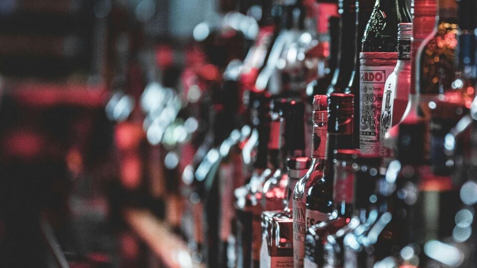 <div><p>జూలై 17న లాల్ దర్వాజా సింహవాహిని అమ్మవారికి చివరి 7వ బంగారు బోనం సమర్పించనున్నారు. ఇక జూలై 20న పాతబస్తీలో <a href="https://telugu.hindustantimes.com/telangana/bonalu-festival-2025-begin-from-june-26th-at-golkonda-fort-tg-govt-allocates-20-crore-for-bonalu-jatara-121749551235894.html" target="_blank">బోనాలు </a>ఉంటాయి. జూలై 21న పాతబస్తీలో భక్తిశ్రద్ధలతో అమ్మవారి సామూహిక ఘటాల ఊరేగింపు నిర్వహిస్తారు. ఆ తర్వాత మారు బోనంతో ఈసారి ఆషాఢ మాసం బోనాల జాతర ఉత్సవాలు ముగియనున్నాయి. బోనాలు జరిగే ప్రాంతాల్లో మద్యం దుకాణాలపై ఆంక్షలు విధిస్తారు.</p><p> </p><p>(Disclaimer : మద్యం సేవించటం హానికరం. అతిగా సేవించటం వల్ల అనేక ఆరోగ్య సమస్యలు తలెత్తుతాయి)</p></div>