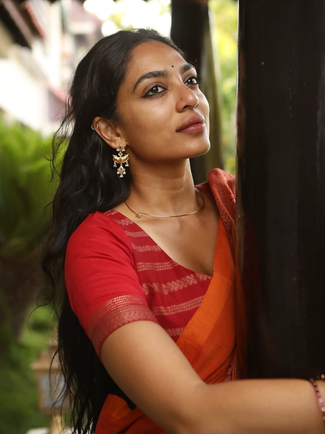 చీరలో శోభిత ధూళిపాళ ఫొటోలకు ఫ్యాన్స్ కామెంట్లు కురిపిస్తున్నారు. చాలా అందంగా ఉన్నారని పేర్కొంటున్నారు. లవ్, హార్ట్ ఎమోజీలు పోస్టు చేస్తున్నారు. 