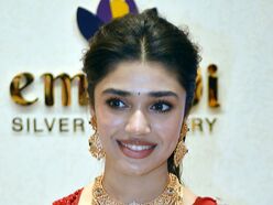 <p>బెంగళూరులో పసిడి ధరలు ఈ విధంగా ఉన్నాయి. 10 గ్రాముల పసిడి ధరలు వరుసగా రూ. 90,225 - రూ. 98,425గా ఉన్నాయి. 100 గ్రాముల వెండి రేటు రూ. 11,200గాను.. కేజీ వెండి రేటు రూ. 1,12,000గాను కొనసాగుతున్నాయి.</p>