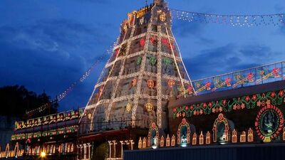<p>ఈ ప్యాకేజీని బుకింగ్ చేసుకునేందుకు <a href="https://www.irctctourism.com/pacakage_description?packageCode=SHR071A" target="_blank">https://www.irctctourism.com/pacakage_description?packageCode=SHR071A</a> లింక్ పై క్లిక్ చేసి ప్రాసెస్ చేసుకోవచ్చు. ఈ వెబ్ సైట్ లో అనేక ప్యాకేజీలు ఉన్నాయి. హైదరాబాద్, విజయవాడ, తిరుపతి, విశాఖ నుంచి వీటిని ఆపరేట్ చేస్తున్నారు.</p> 