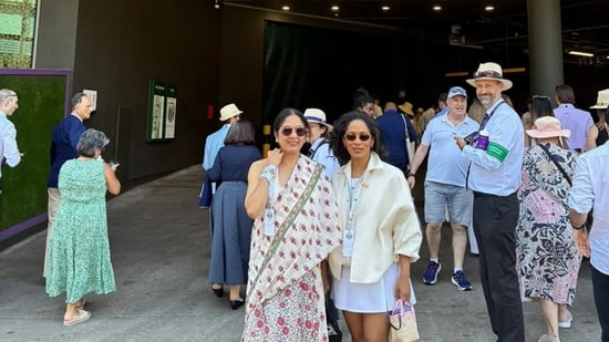 నటి నీనా గుప్తా తన కుమార్తె మసాబాతో కలిసి వింబుల్డన్ మ్యాచ్ లు చూడటానికి వెళ్లింది.