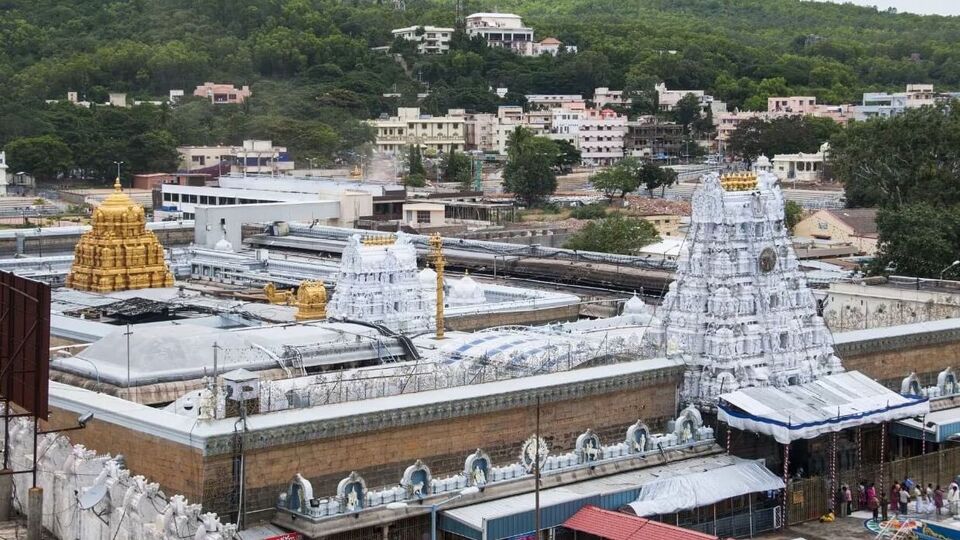 <p>3వ రోజు తెల్లవారుజామున హోటల్ నుంచి బయల్దేరుతారు. తిరుమలకు చేరుకుంటారు. ఉచిత క్యూ దర్శనం ఉంటుంది. ఆ తర్వాత హోటల్ వద్ద డ్రాప్ చేస్తారు. సాయంత్రం 06.35 గంటల నుంచి తిరుపతి రైల్వే స్టేషన్ నుంచి రైలు (12798నెంబర్ ) బయల్దేరుతుంది. ఉదయం 06.20 గంటలకు కాచిగూడకు చేరుకోవటంతో టూర్ ప్యాకేజీ ముగుస్తుంది.</p>